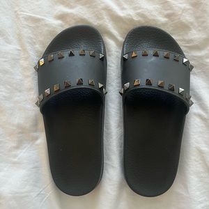 EUC Valentino Garavani Rockstud Rubber Slides
